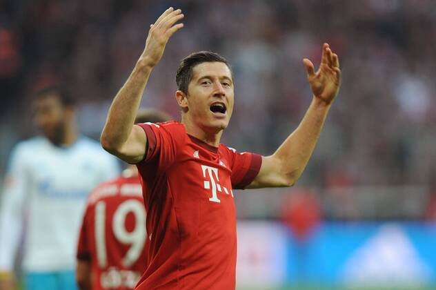 Robert LEWANDOWSKI (Bayern Muenchen),Torjubel,Aktion,Einzelbild, angeschnittenes Einzelmotiv, Halbfigur,halbe Figur, Jubel,Freude,Begeisterung, FC Bayern Muenchen (M)-FC Schalke 04 (GE) 3-0. Fussball,Liga 1,1. Bundesliga,Spieltag30, 30.Spieltag am 16.04.2016. A L L I A N Z A R E N A.