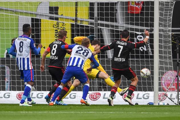 Leverkusen Lars Bender (Bayer 04 Leverkusen 8) mit dem Tor zum 2:0 gegen Torwart Rune Jarstein (Hertha BSC 22) beim Bundesliga Spiel zwischen Bayer 04 Leverkusen und Hertha BSC am 30.04.2016, Copyright: Schuelerx xEibnerx-xPressefoto EP_JSE
