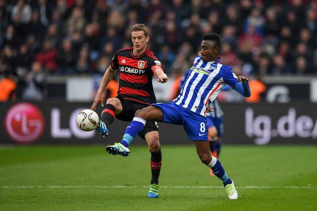Leverkusen Lars Bender (Bayer 04 Leverkusen 8) im Zweikampf gegen Salomon Kalou (Hertha BSC 8) beim Bundesliga Spiel zwischen Bayer 04 Leverkusen und Hertha BSC am 30.04.2016, Copyright: Schuelerx xEibnerx-xPressefoto EP_JSE