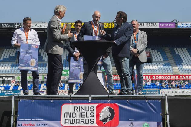 Coach Erik ten Hag of FC Utrecht wins the Rinus Michels Award 2015-2016 Trainerscongres Topvoetbal 2015 2016 xVIxGerritxvanxKeulenxIVx 5423597