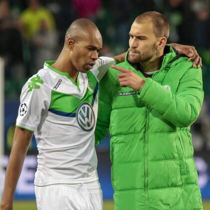 Fußball, UEFA Champions League, VfL Wolfsburg - Real Madrid CF; Naldo (Wolfsburg, 25) und Bas Dost (Wolfsburg, 12) Jubel nach dem Spiel, Jubel über den Sieg, Freude, Emotion, Jubel bedankt sich bei Fans, Dank, bedanken, feiern. xtgx