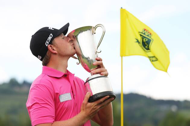 Bilder des Tages - SPORT GOLF - Goesser Open 2016 MARIA LANKOWITZ,AUSTRIA,08.MAY.16 - GOLF - Alps Tour, Goesser Open, GC Erzherzog Johann, award ceremony. Image shows Matt Wallace (ENG). Keywords: trophy. GEPAxpictures xDanielxGoetzhaber