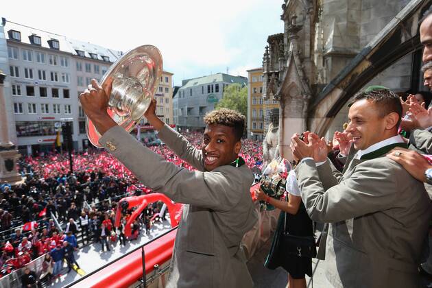 Kingsley COMAN, FCB 29 in bayerischer Tracht, Lederhose FC BAYERN MUENCHEN feiert am Marienplatz auf dem Balkon des Rathaus Fussball 1. Bundesliga , Muenchen, am 15.05.2016, 34.Spieltag, Saison 2015 2016, 1.Liga, 1.Bundesliga,FCB
