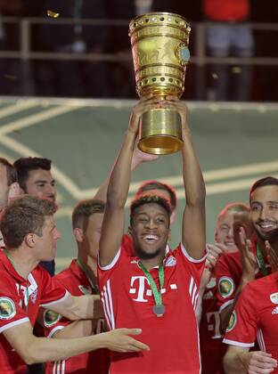 Kingsley COMAN, FCB 29 DFB-Pokal, Trophaee, Pott, Pokal, BORUSSIA DORTMUND - FC BAYERN MUENCHEN 3-4 n.E. Fussball DFB Pokal Finale , Berlin, am 21.05.2016 Saison1516 , Saison 2015 2016, DFB-Pokal
