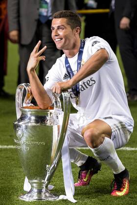 160528 Real Madrids Cristiano Ronaldo jublar med pokalen efter att Real Madrid vunnit finalen i Champions League mellan Real Madrid och Atletico Madrid den 28 maj 2016 i Milano. Copyright: JOELxMARKLUND BB160528JM080