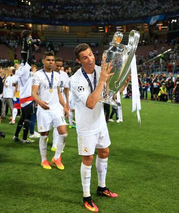 Real Madrid s Cristiano Ronaldo celebrates with the trophy during the UEFA Champions League Final match at the Stadio Giuseppe Meazza. Photo credit should read: David Klein Sportimage EDITORIAL USE ONLY. No use with unauthorised audio, video, data, fixture lists, club league logos or live services. Online in-match use limited to 120 images, no video emulation. No use in betting, games or single club league player publications.