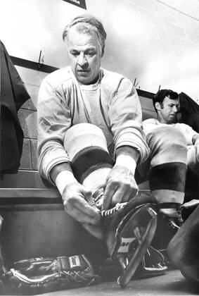 June 10, 2016 - File - GORDIE HOWE, the rough-and-tumble Canadian farm boy whose boundless blend of talent and toughness made him the NHL Eishockey Herren USA s star during a career that lasted into his 50s, has died. The man forever known as Mr. Hockey was 88. Pictured: 1974 12 3 -- Getting ready: The great Gordie Howe looks a bit weary as he laces skates for Houston Aeros workout at George Bell Arena yesterday. Team Canada 74 s series with the Soviets has left him dog-tired and he hasn t yet recovered from injuries suffered in one game. Aeros play Toros tonight. Photo taken by Gordie Howe 1928 Ð 2016 Mr. HockeyÕ - ZUMAt14_