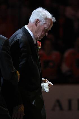 June 10, 2016 - File - GORDIE HOWE, the rough-and-tumble Canadian farm boy whose boundless blend of talent and toughness made him the NHL Eishockey Herren USA s star during a career that lasted into his 50s, has died. The man forever known as Mr. Hockey was 88. Pictured: March 6, 2012 - Philadelphia, Pennsylvania, United States of America - Gordie Howe during the Mark Howe jersey number retirement ceremony prior to the start of the game between the Detroit Red Wings and the Philadelphia Flyers at the Wells Fargo Center. The Philadelphia Flyers defeated the visiting Detroit Red Wings by a score of 3-2. Gordie Howe 1928 Ð 2016 Mr. HockeyÕ - ZUMAy59_