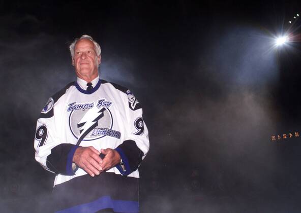 June 10, 2016 - File - GORDIE HOWE, the rough-and-tumble Canadian farm boy whose boundless blend of talent and toughness made him the NHL Eishockey Herren USA s star during a career that lasted into his 50s, has died. The man forever known as Mr. Hockey was 88. Pictured: 10 2 99.- Tampa.- All-time hockey great Gordie Howe, dressed in a Tampa Bay Lightning jersey, waits to drop the ceremonial first puck amidst the smoke and lights of the 1999 season opener against the New York Islanders Saturday evening Gordie Howe 1928 - 2016 Mr. Hockey - ZUMAs70_
