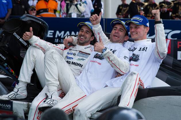 Bilder des Tages - SPORT 19.06.2016. Le Mans Circuit, Le Mans, France. Le Mans 24 Hours Race. Winning drivers Romain Dumas, Marc Lieb and Neel Jani. xTimxWilliamsx  ActionPlus11751907
