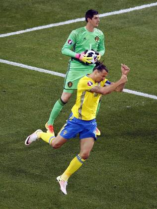 Belgium s goalkeeper Thibaut Courtois and Sweden s Zlatan Ibrahimovic fight for the ball during a soccer game between Belgian national soccer team Red Devils and Sweden, in group E of the group stage of the UEFA EURO EM Europameisterschaft Fussball 2016 European Championships, on Wednesday 22 June 2016, in Nice, France. The Euro2016 tournament is taking place from 10 June to 10 July. BRUNOxFAHY x04875544x