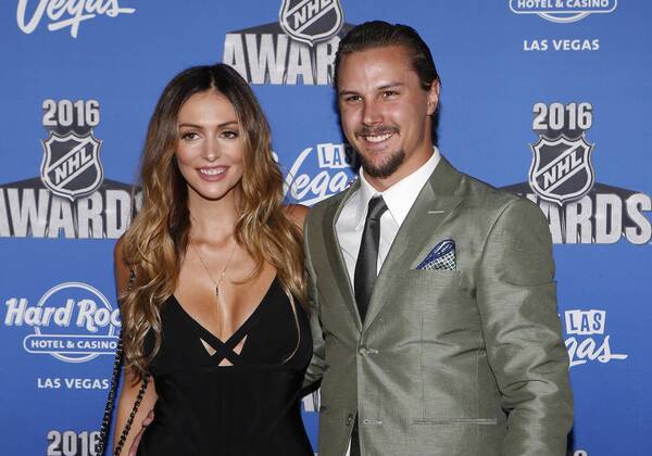 2016 June 22: Ottawa Senators captain Erik Karlsson and girlfriend pose for a photograph on the red carpet during the 2016 NHL Eishockey Herren USA Awards at the Hard Rock Hotel and Casino in Las Vegas, Nevada. (Photo by Marc Sanchez Icon Sportswire) NHL: JUN 22 NHL Awards Icon144160622225 EDITORIAL USE ONLY