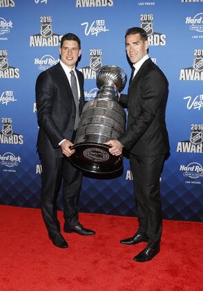 Themen der Woche - Sport Bilder des Tages - SPORT 2016 June 22: Pittsburgh Penguins hockey player Sidney Crosby and Pascal Dupuis hold the Stanley Cup on the red carpet during the 2016 NHL Eishockey Herren USA Awards at the Hard Rock Hotel and Casino in Las Vegas, Nevada. (Photo by Marc Sanchez Icon Sportswire) NHL: JUN 22 NHL Awards Icon144160622395 EDITORIAL USE ONLY