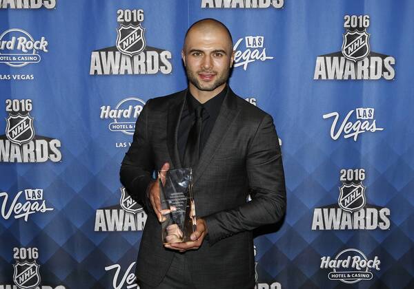 2016 June 22: Calgary Flames captain Mark Giordano poses for a photograph after receiving the NHL Eishockey Herren USA Foundation Player Award during the 2016 NHL Awards at the Hard Rock Hotel and Casino in Las Vegas, Nevada. (Photo by Marc Sanchez Icon Sportswire) NHL: JUN 22 NHL Awards Icon144160622473 EDITORIAL USE ONLY