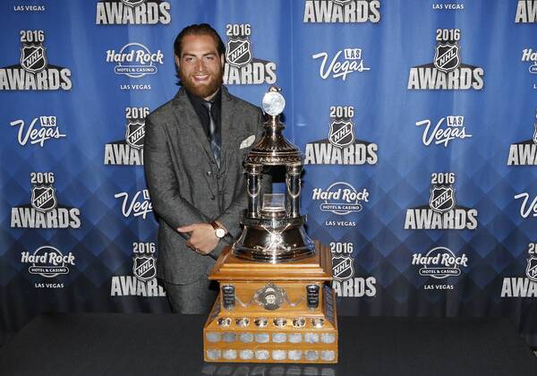 2016 June 22: Washington Capitals goaltender Braden Holtby poses for a photograph after receiving the Vezina Trophy during the 2016 NHL Eishockey Herren USA Awards at the Hard Rock Hotel and Casino in Las Vegas, Nevada. (Photo by Marc Sanchez Icon Sportswire) NHL: JUN 22 NHL Awards Icon144160622477 EDITORIAL USE ONLY