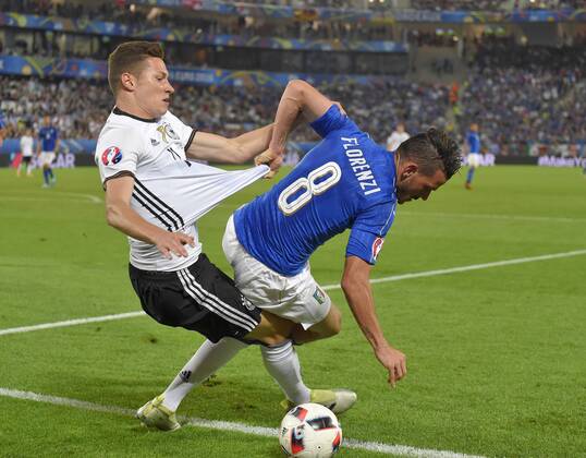 02.07.2016, Fussball EM-2016 Frankreich, Viertelfinale, Deutschland - Italien, im Stade de Bordeaux in Bordeaux, v.l. Julian Draxler (Deutschland) gegen Alessandro FLORENZI (ITA)