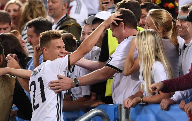 FUSSBALL EURO 2016 VIERTELFINALE IN BORDEAUX Deutschland - Italien 02.07.2016 Joshua Kimmich (li, Deutschland) mit Vater Berthold (re)