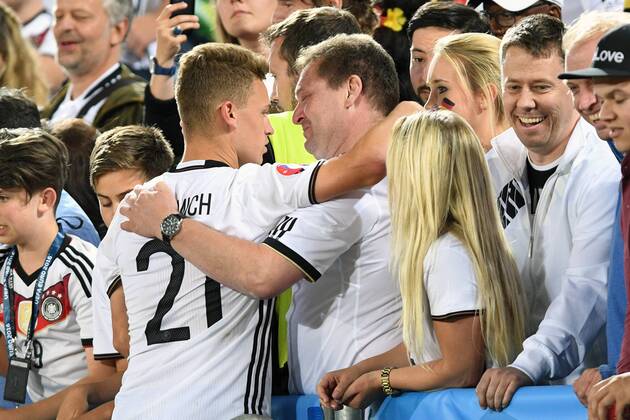Joshua KIMMICH (GER) wird von Vater Berthold umarmt,daneben seine Schwester Deborah. Viertelfinale Spiel M47, Deutschland (GER)-Italien (ITA) 6-5 i.E. am 02.07.2016 in Bordeaux,Stade Velodrome Fussball EM 2016 in Frankreich vom 10.06. - 10.07.2016.