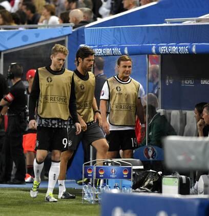 02.07.2016, Fussball EM-2016 Frankreich, Viertelfinale, Deutschland - Italien, im Stade de Bordeaux in Bordeaux, Mario Götze (re, Deutschland) kommt gefrustet vom Aufwärmen.