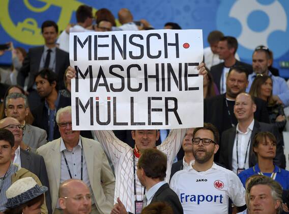 02.07.2016, Fussball EM-2016 Frankreich, Viertelfinale, Deutschland - Italien, im Stade de Bordeaux in Bordeaux, Mensch, Maschine, Müller Plakat eines Deutschland Fans.