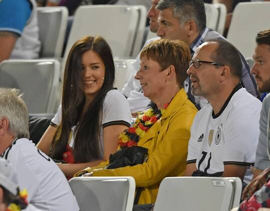 02.07.2016, Fussball EM-2016 Frankreich, Viertelfinale, Deutschland - Italien, im Stade de Bordeaux in Bordeaux, li: Lena, Freundin von Julian Draxler (Deutschland) mit der Mutter von Draxler.