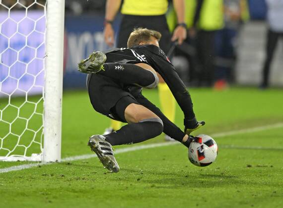 02.07.2016, Fussball EM-2016 Frankreich, Viertelfinale, Deutschland - Italien, im Stade de Bordeaux in Bordeaux, Elfmeterschiessen, Torwart Manuel Neuer (Deutschland) hält den letzten Ball, Deutschland ist somit im Halbfinale.