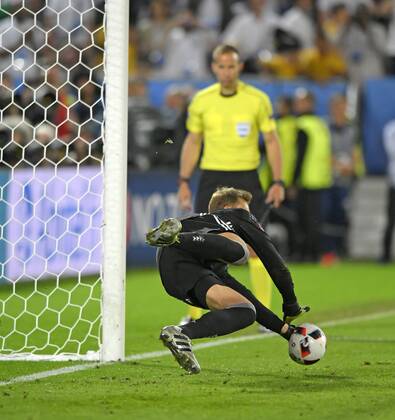 02.07.2016, Fussball EM-2016 Frankreich, Viertelfinale, Deutschland - Italien, im Stade de Bordeaux in Bordeaux, Elfmeterschiessen, Torwart Manuel Neuer (Deutschland) hält den letzten Ball, Deutschland ist somit im Halbfinale.