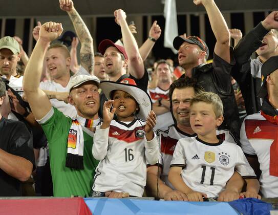 02.07.2016, Fussball EM-2016 Frankreich, Viertelfinale, Deutschland - Italien, im Stade de Bordeaux in Bordeaux, Fans freuen sich nach dem Spiel über den Sieg.