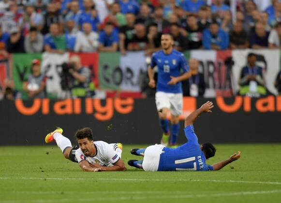 02.07.2016, Fussball EM-2016 Frankreich, Viertelfinale, Deutschland - Italien, im Stade de Bordeaux in Bordeaux, Nach diesem Zweikampf gegen EDER (re, ITA) hat sich Sami Khedira (li, Deutschland) verletzt.