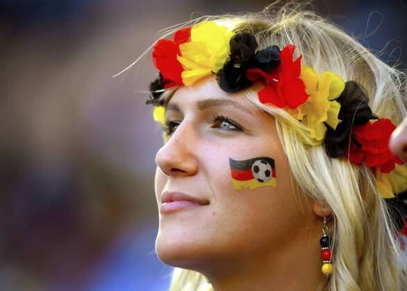 02.07.2016, Fussball EM-2016 Frankreich, Viertelfinale, Deutschland - Italien, im Stade de Bordeaux in Bordeaux, Schöner weiblicher Fan aus Deutschland mit Klebetattoo in Landesfarben.