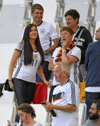 02.07.2016, Fussball EM-2016 Frankreich, Viertelfinale, Deutschland - Italien, im Stade de Bordeaux in Bordeaux, li: Lena, Freundin von Julian Draxler (Deutschland). oben: Bruder von Thomas Müller (Deutschland). re: Draxler Mutter Monika.