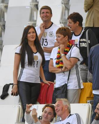 02.07.2016, Fussball EM-2016 Frankreich, Viertelfinale, Deutschland - Italien, im Stade de Bordeaux in Bordeaux, li: Lena, Freundin von Julian Draxler (Deutschland). oben: Bruder von Thomas Müller (Deutschland). re: Draxler Mutter Monika.