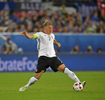 02.07.2016, Fussball EM-2016 Frankreich, Viertelfinale, Deutschland - Italien, im Stade de Bordeaux in Bordeaux, Bastian Schweinsteiger (Deutschland) am Ball.