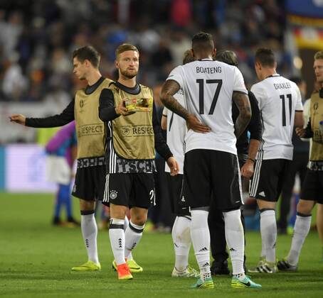 02.07.2016, Fussball EM-2016 Frankreich, Viertelfinale, Deutschland - Italien, im Stade de Bordeaux in Bordeaux, Ersatzspieler Shkodran Mustafi (li, Deutschland) verteilt Powerbars zur Stärkung in der Pause zur Verlängerung.