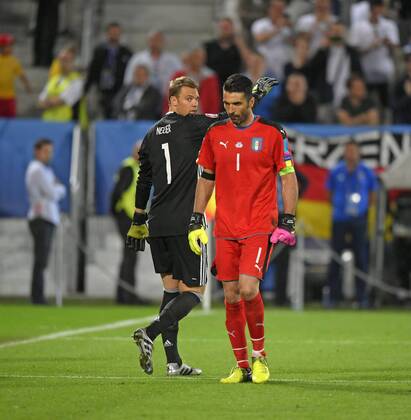 02.07.2016, Fussball EM-2016 Frankreich, Viertelfinale, Deutschland - Italien, im Stade de Bordeaux in Bordeaux, Elfmeterschiessen, li: Torwart Manuel Neuer (Deutschland) und Gianluigi BUFFON, Torwart (ITA) würdigen sich keines Blickes.