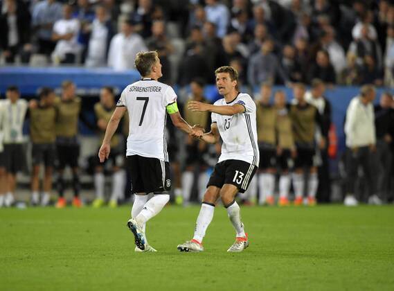 02.07.2016, Fussball EM-2016 Frankreich, Viertelfinale, Deutschland - Italien, im Stade de Bordeaux in Bordeaux, Elfmeterschiessen, Bastian Schweinsteiger (Deutschland) hat verschossen, Thomas Müller (Deutschland) tröstet ihn danach.