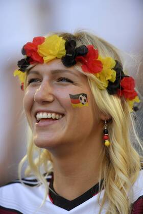02.07.2016, Fussball EM-2016 Frankreich, Viertelfinale, Deutschland - Italien, im Stade de Bordeaux in Bordeaux, Schöner weiblicher Fan aus Deutschland mit Klebetattoo in Landesfarben.
