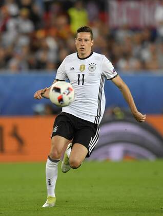 02.07.2016, Fussball EM-2016 Frankreich, Viertelfinale, Deutschland - Italien, im Stade de Bordeaux in Bordeaux, Julian Draxler (Deutschland) am Ball.