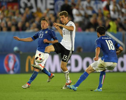 02.07.2016, Fussball EM-2016 Frankreich, Viertelfinale, Deutschland - Italien, im Stade de Bordeaux in Bordeaux, v.li: Emanuele, GIACCHERINI (ITA) gegen Thomas Müller (Deutschland).