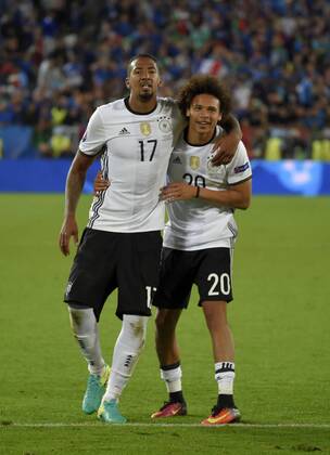 02.07.2016, Fussball EM-2016 Frankreich, Viertelfinale, Deutschland - Italien, im Stade de Bordeaux in Bordeaux, Schlussjubel, v.li: Jerome Boateng (Deutschland) mit Leroy Sane (Deutschland).