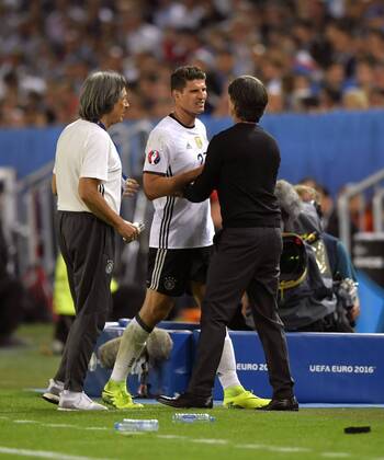 02.07.2016, Fussball EM-2016 Frankreich, Viertelfinale, Deutschland - Italien, im Stade de Bordeaux in Bordeaux, Mario Gomez (Deutschland) ist nachdenklich. Mannschaftsarzt Dr. Hans-Wilhelm Müller-Wohlfahrt (Deutschland) und Trainer Joachim Löw (Deutschland)