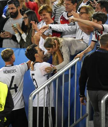 02.07.2016, Fussball EM-2016 Frankreich, Viertelfinale, Deutschland - Italien, im Stade de Bordeaux in Bordeaux, Cathy Hummels (re), die Ehefrau von Mats Hummels (li, Deutschland) gratuliwrt ihrem Mann nach dem Spiel und verteilt Küsschen.
