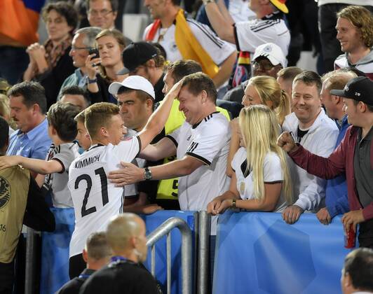 02.07.2016, Fussball EM-2016 Frankreich, Viertelfinale, Deutschland - Italien, im Stade de Bordeaux in Bordeaux, Joshua Kimmich (Deutschland) nach dem Spiel bei seinem Vater Berthold.