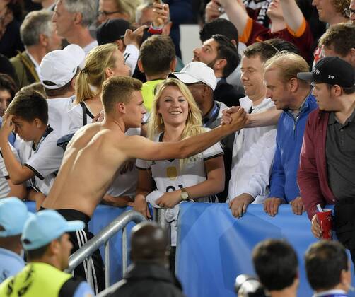 02.07.2016, Fussball EM-2016 Frankreich, Viertelfinale, Deutschland - Italien, im Stade de Bordeaux in Bordeaux, Joshua Kimmich (li, Deutschland) nach dem Spiel bei seiner Schwester Deborah (mitte).