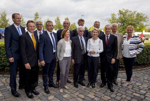 Aachen - CHIO 2016 Verleihung Goldene Sportpyramide durch die Deutsche Sporthilfe. Neuaufnahme in die Hall of Fame des deutschen Sports. Hartwig Gauder, Eberhard Gienger, Cornelia Hanisch, Peter-Michael Kolbe, Bernhard Langer, Meinhard Nehmer, Alexander Pusch, Dr. Harald Schmid, Dr. Arnd Schmitt, Alwin Schockemöhle, Pia Wunderlich, Manfred Germar Marika Kilius zusammen mit der Bundesministerin der Verteidigung Ursula von der Leyen -