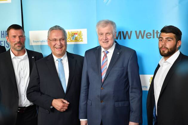GER, Bayerische Sportpreis 2016 16.07.2016, BMW Welt, Muenchen, GER, Bayerische Sportpreis 2016, im Bild Joachim Herrmann mit Horst Seehofer mit Handball Europameister nordphotoxStraubmeier