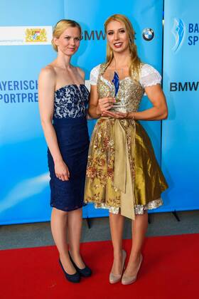 GER, Bayerische Sportpreis 2016 16.07.2016, BMW Welt, Muenchen, GER, Bayerische Sportpreis 2016, im Bild Britta Steffen mit Preistraegerin Alexandra Wenk nordphotoxStraubmeier