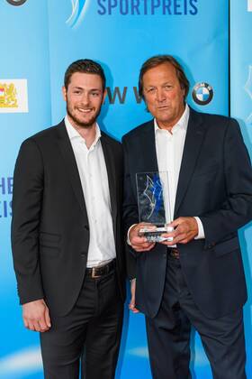GER, Bayerische Sportpreis 2016 16.07.2016, BMW Welt, Muenchen, GER, Bayerische Sportpreis 2016, im Bild Preistraeger Erich Kühnhackl mit Sohn Tom nordphotoxStraubmeier
