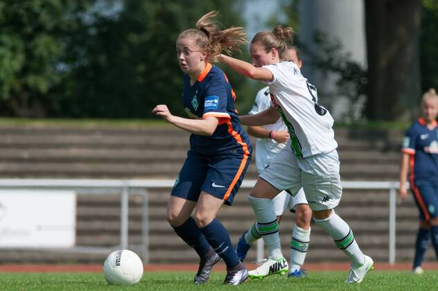 v.li.: Nina Lührßen (Luehrssen, SV Werder Bremen, 4) im Laufduell mit Mona Lohmann (Borussia Mönchengladbach, 8), Fussball, Testspiel Frauen, Borussia Mönchengladbach - SV Werder Bremen, xobx