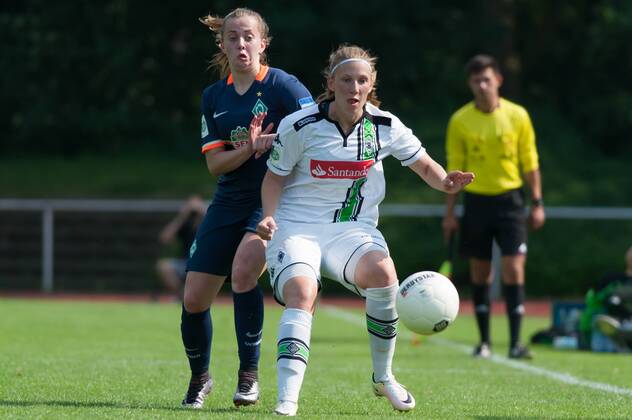 v.li.: Nina Lührßen (Luehrssen, SV Werder Bremen, 4) im Zweikampf mit Jasmin Seehafer (Borussia Mönchengladbach, 15), Fussball, Testspiel Frauen, Borussia Mönchengladbach - SV Werder Bremen, xobx